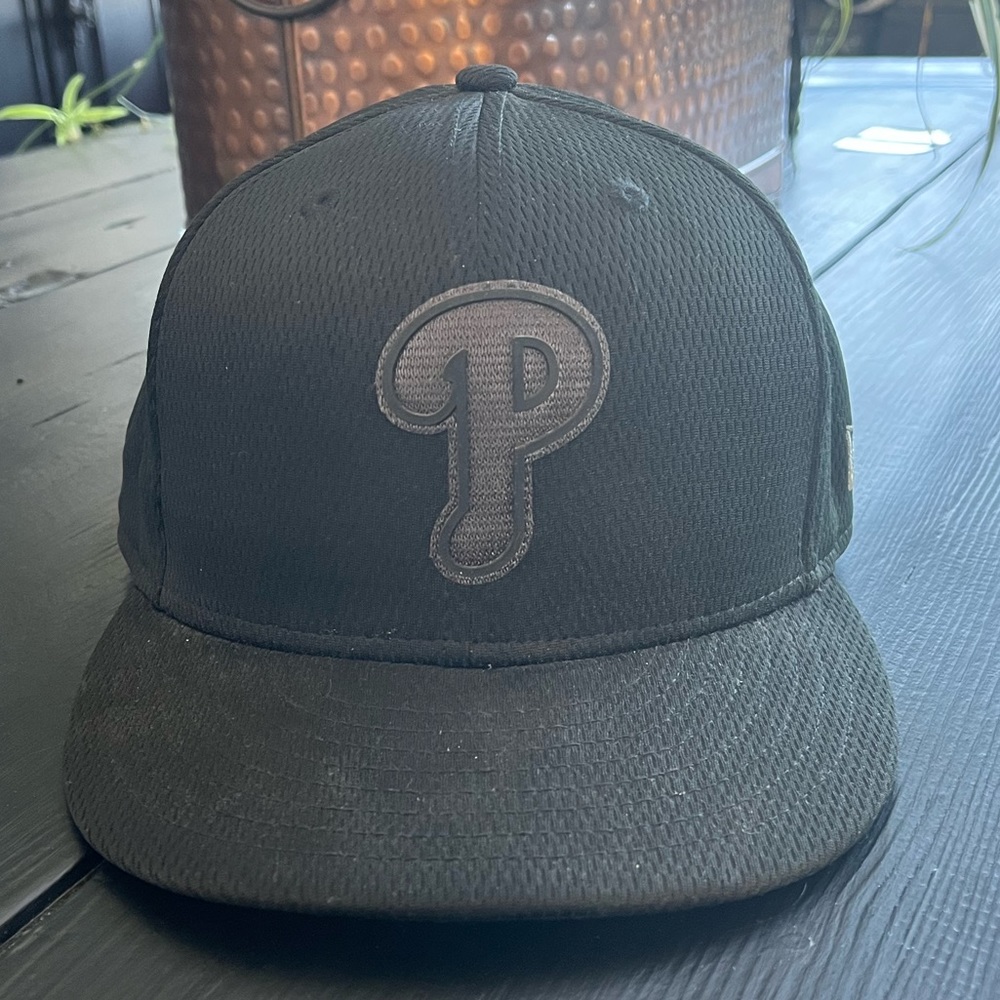 LIKE NEW: Philadelphia Phillies fitted cap